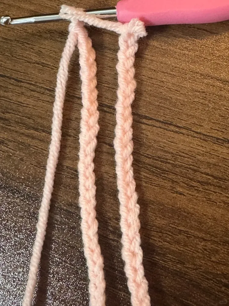 How to Crochet the Chain Stitch (Without Tight or Uneven Chains) 15 asymmetrical crochet chain caused by changing hook angle while chaining