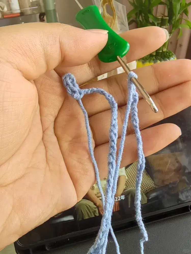 Best Yarn for Crochet Beginners (What Actually Made Learning Easier) 1 Beginner crochet attempt using thin yarn and a small hook, showing uneven stitches and split yarn