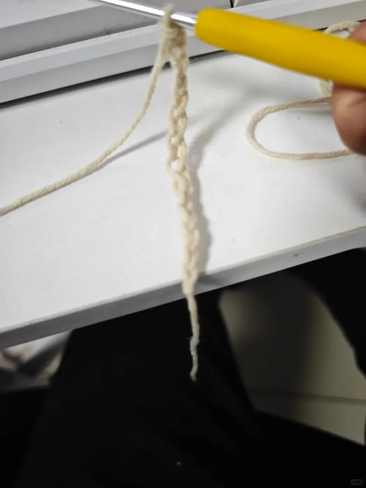 How to Crochet the Chain Stitch (Without Tight or Uneven Chains) 14 crochet chain stitch with uneven tension showing tight and loose sections