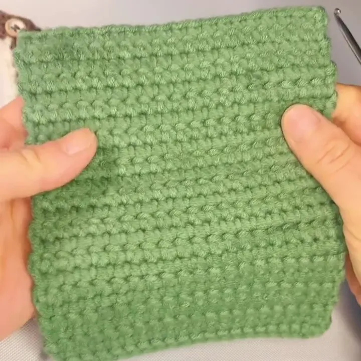 Continue crocheting in the same way, repeating the previous rows. Continue crocheting in the same way, repeating the previous rows.After completing 20 rows in total, you will have a square-shaped crochet piece made mainly of single crochet stitches.
