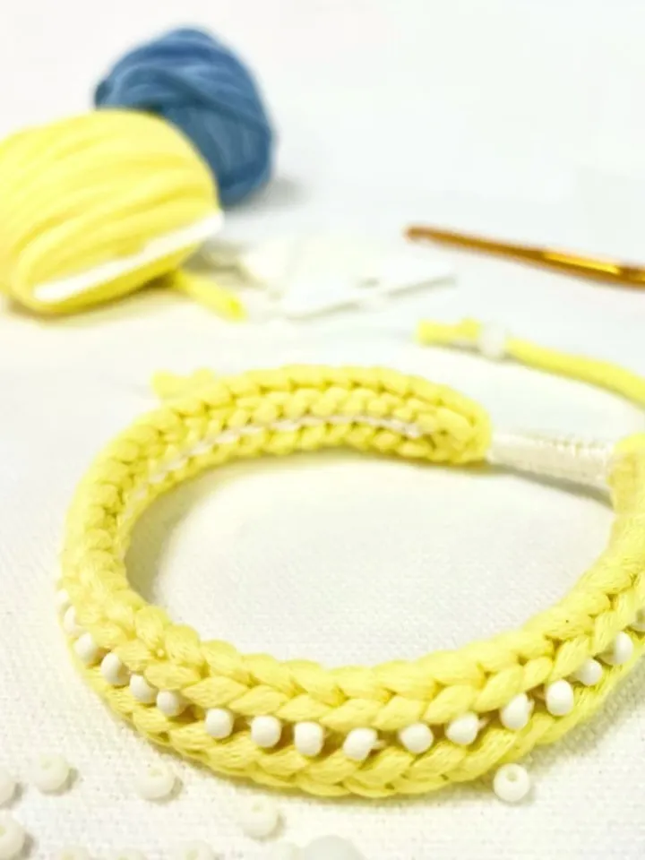 Easy Crochet Bracelet Using Only Chain Stitches (Beginner Tutorial) Easy Crochet Bracelet Using Only Chain Stitches (Beginner Tutorial)