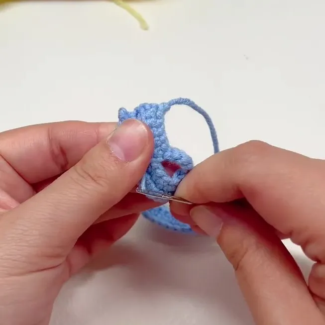 Fasten Off to Finish the Mini Crochet Scarf Fasten Off to Finish the Mini Crochet Scarf