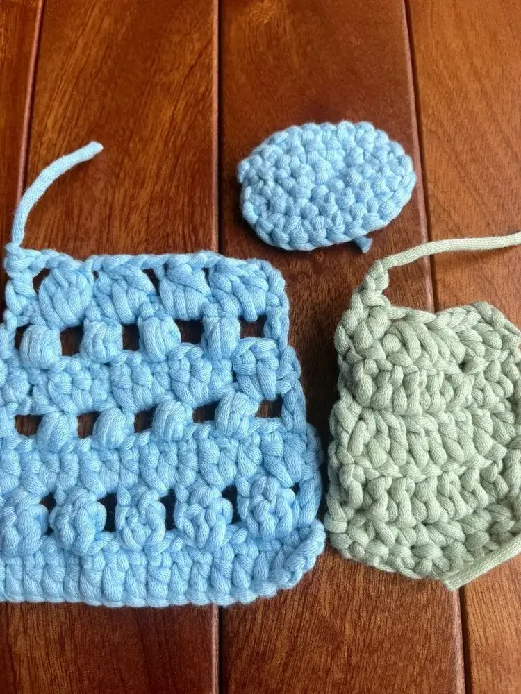 Best Yarn for Crochet Beginners (What Actually Made Learning Easier) 4 Beginner crochet swatches made with thicker yarn, showing clear stitch structure and easier-to-read fabric