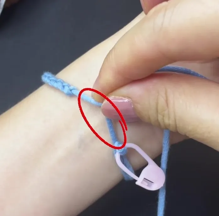 Measure your wrist length.
If it’s too short, add a few more chain stitches.
Leave about 3 cm of space at the marked area.