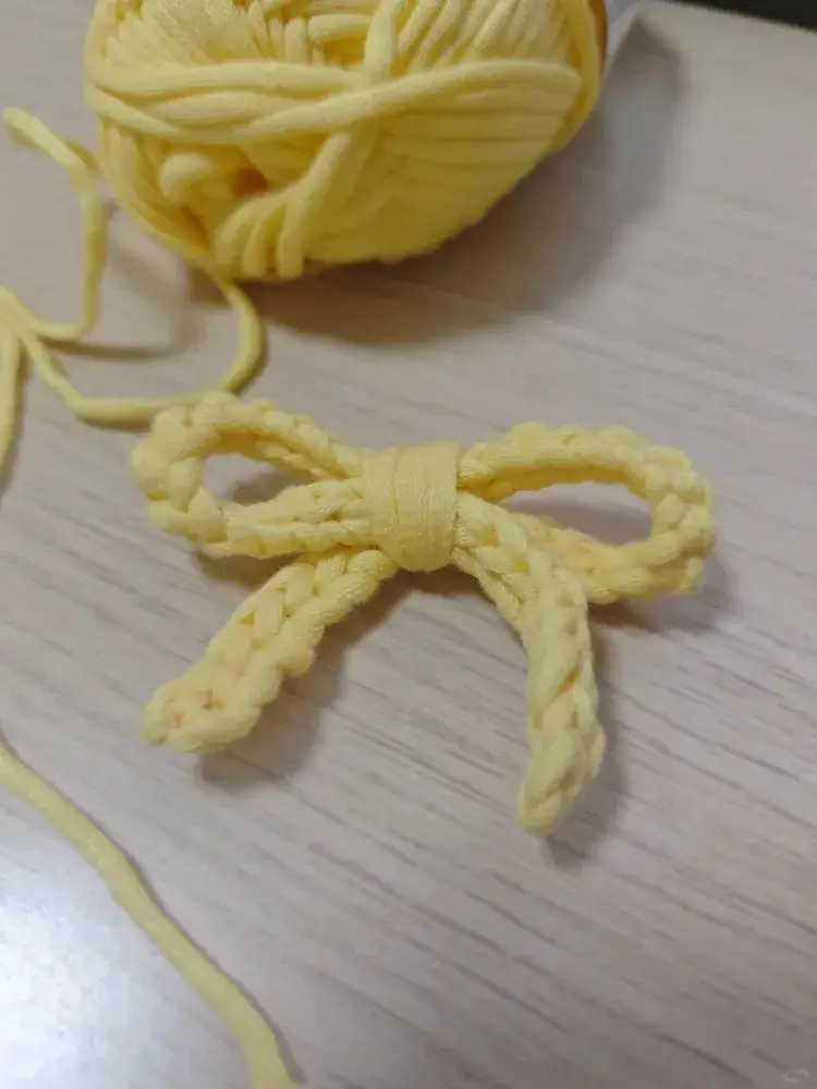 Best Yarn for Crochet Beginners (What Actually Made Learning Easier) 3 Beginner crochet bow made with smooth cotton yarn, showing clear and even stitches