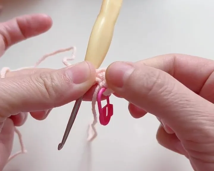 Pull the yarn tail to tighten and close the ring. Pull the yarn tail to tighten and close the ring.