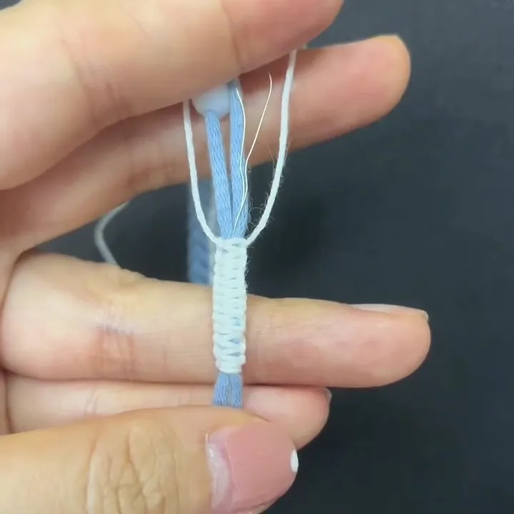 Sliding knot made with thin lace thread
