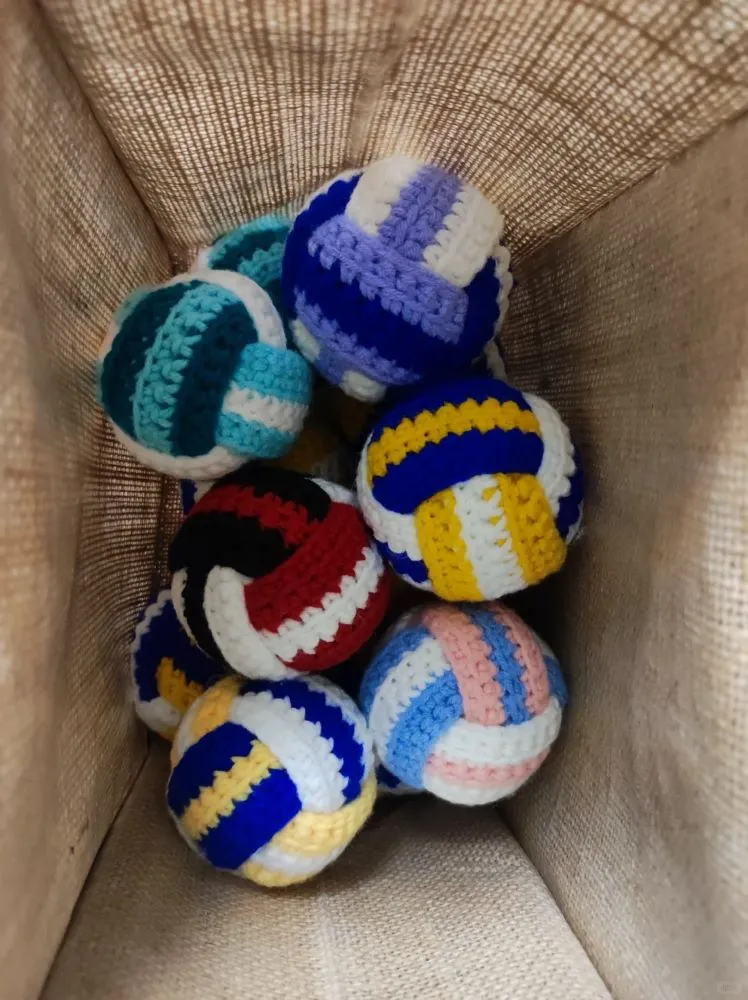 How to Crochet a Mini Volleyball Keychain (Easy Pattern) 1 How to Crochet a Mini Volleyball Keychain (Easy Pattern)